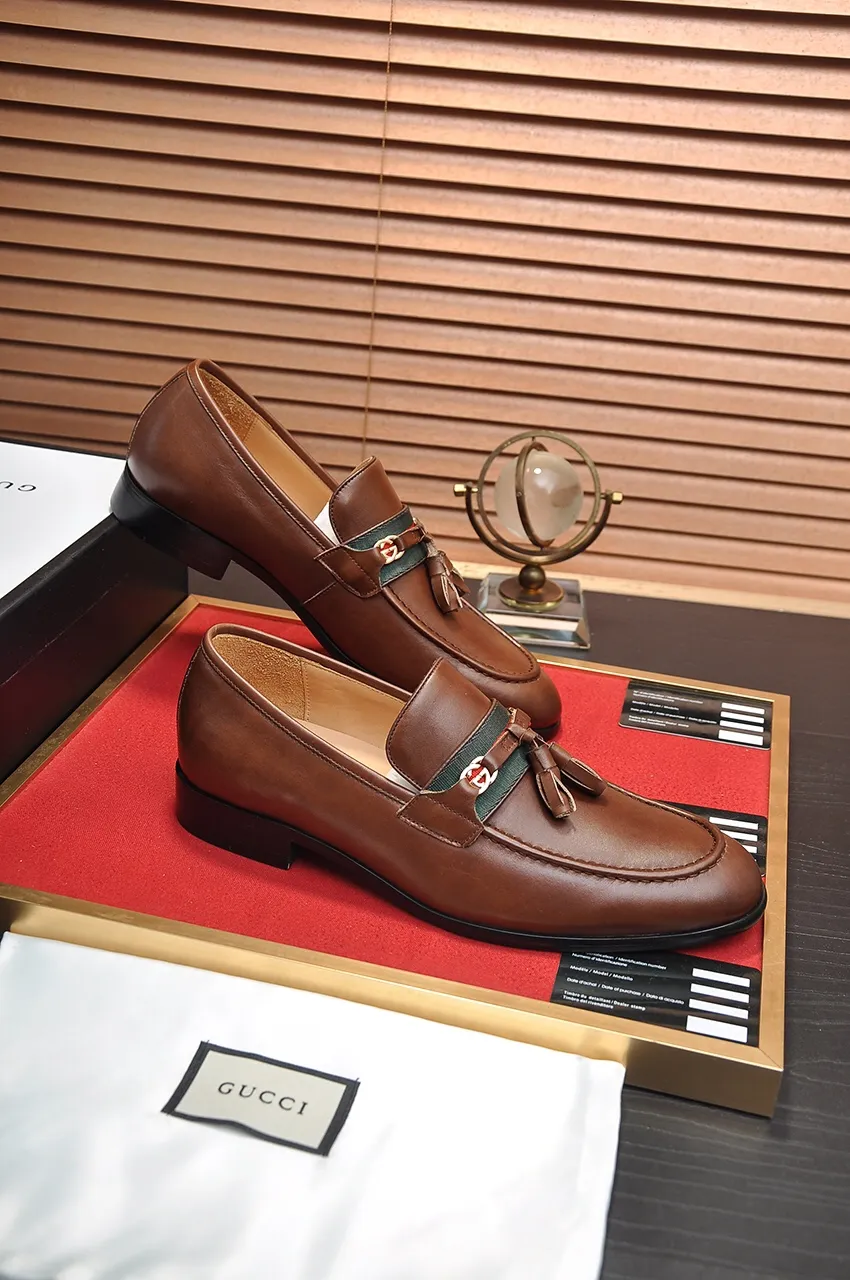 Men's shoes💰500💶Italy's top luxury men's shoe giant (GUCCI) (Gucci) (full cowhide lining) new arrival🍃Original European style🔰 Pleasant to the eye😍In order to make the shoes more durable and non-deformable🌀The production continues to follow traditional methods but there is still no lack of innovation💪Choose original sheepskin for the leather♻️ Smooth and natural And extra bright ⭐Made of imported cowhide, the first choice of rich people 38-45 (45 customized)